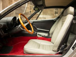 Alfa Romeo Montreal silber Interieur (8)